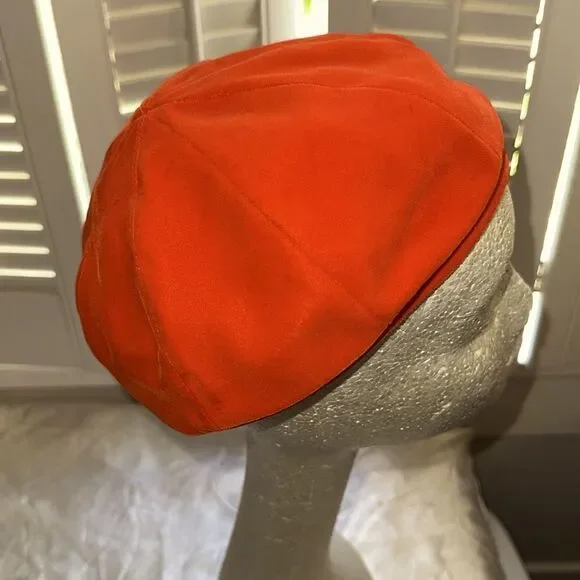 Vintage‎ 60s Tomato Red Velvet Beret with Gold Buckle Detailing - Picture 4 of 7
